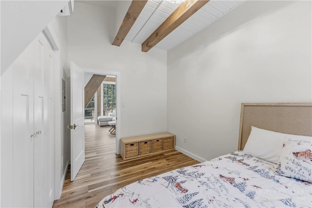 Image number 4 for the current listing