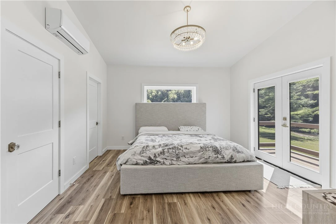 Image number 5 for the current listing