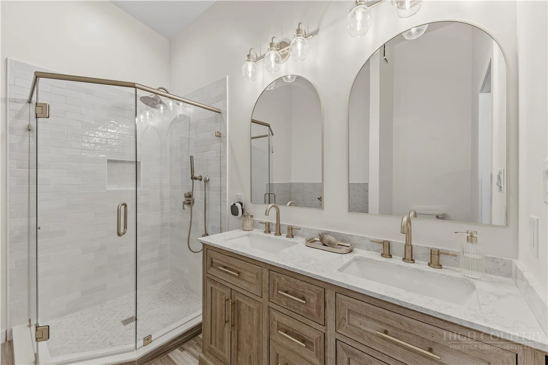 Image number 8 for the current listing