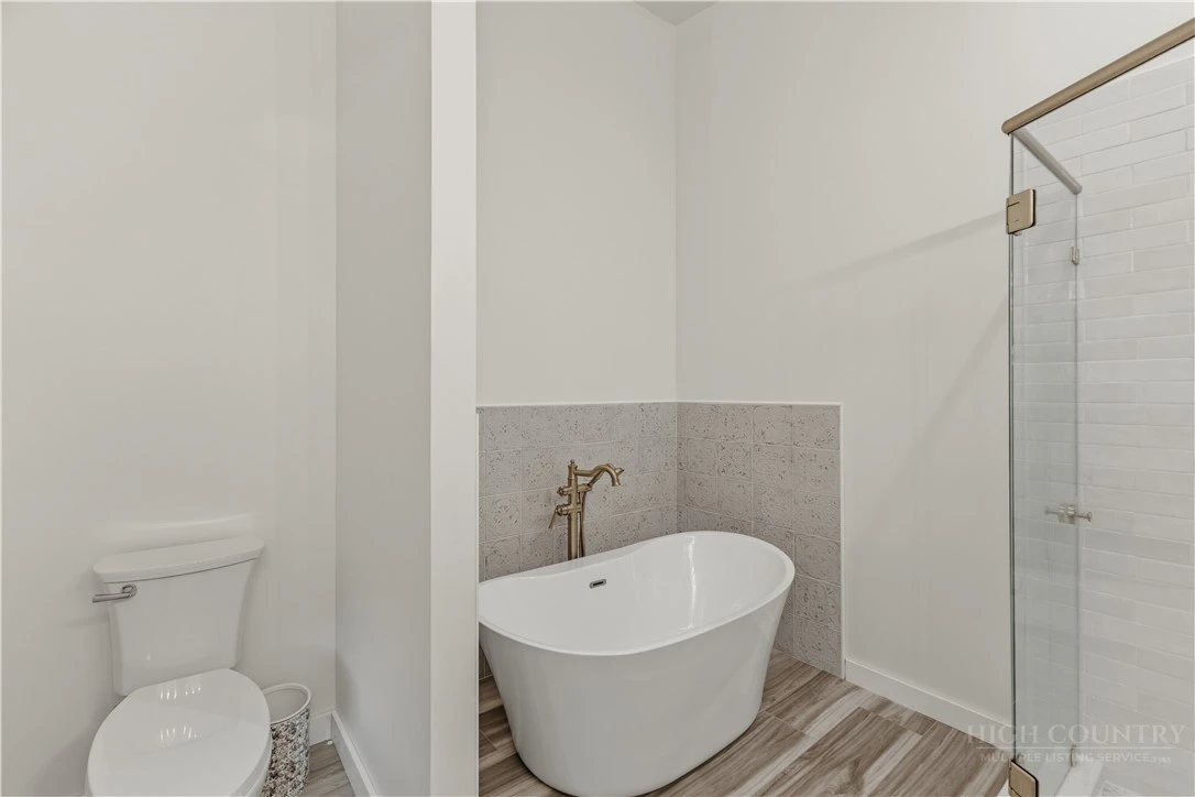 Image number 9 for the current listing