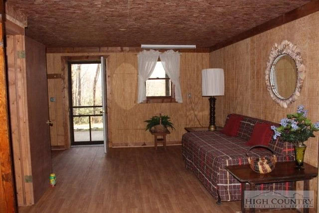Image number 15 for the current listing