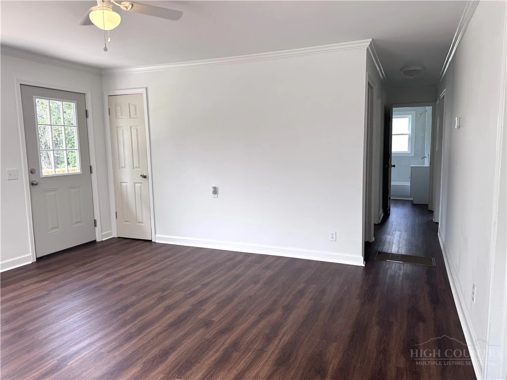 Image number 4 for the current listing