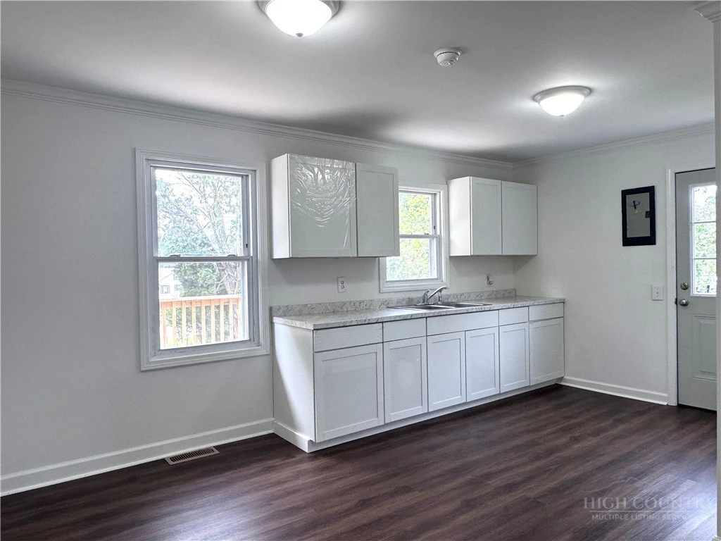 Image number 6 for the current listing