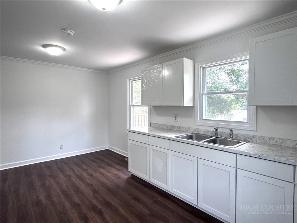 Image number 7 for the current listing
