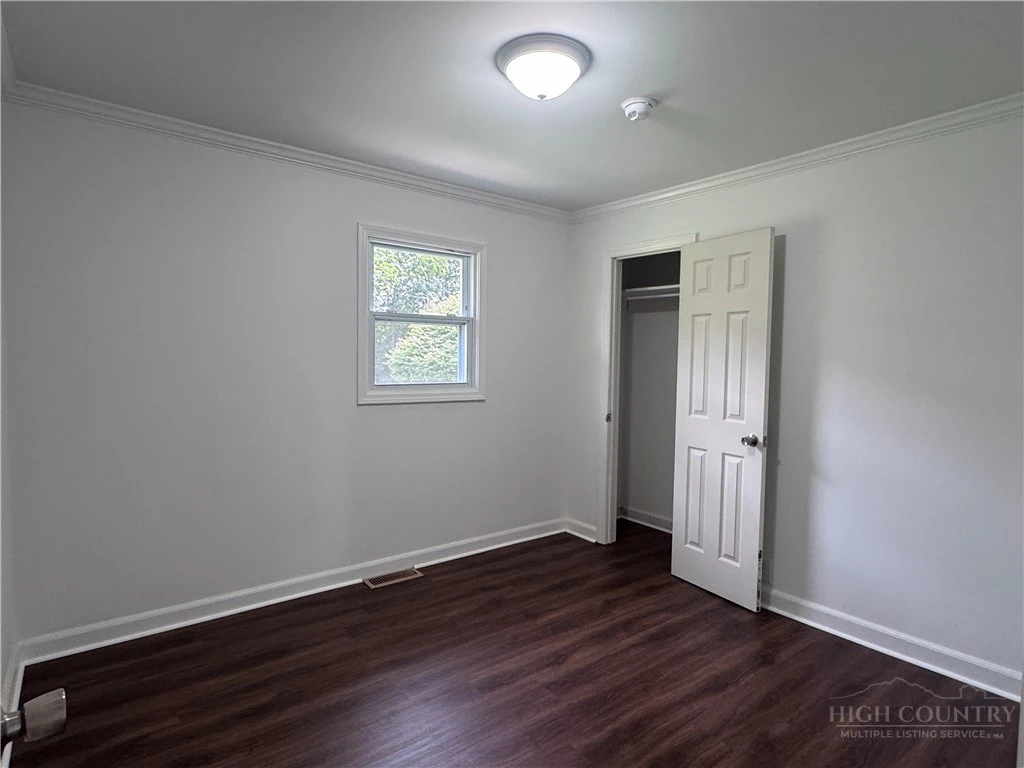 Image number 9 for the current listing