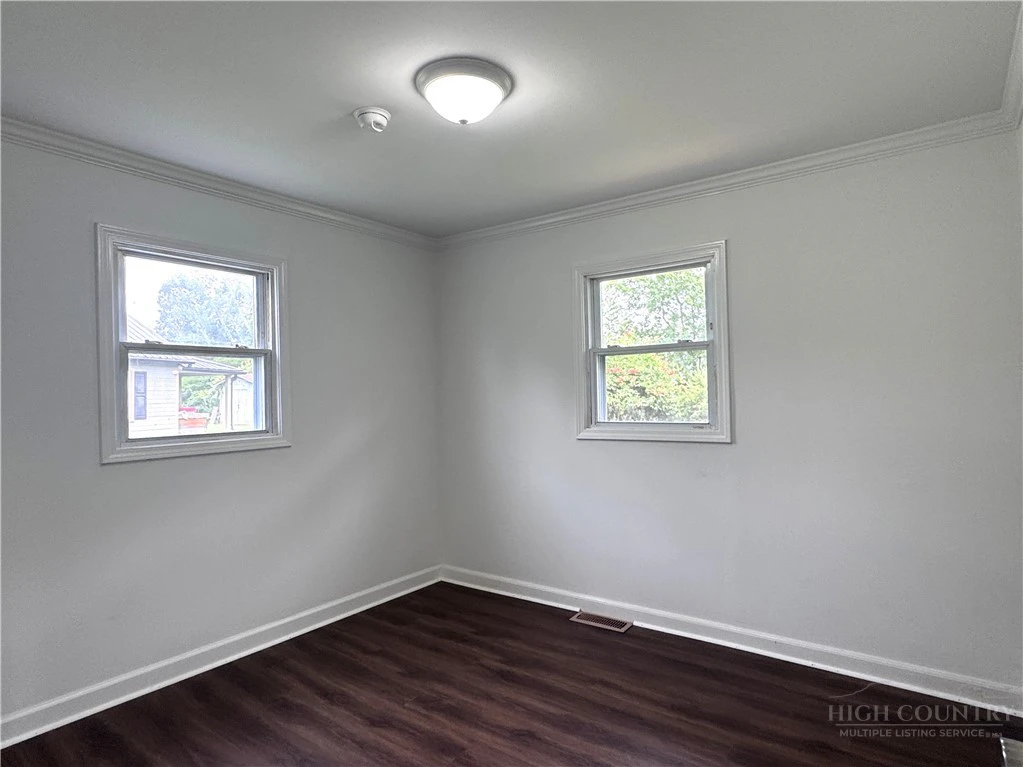Image number 11 for the current listing