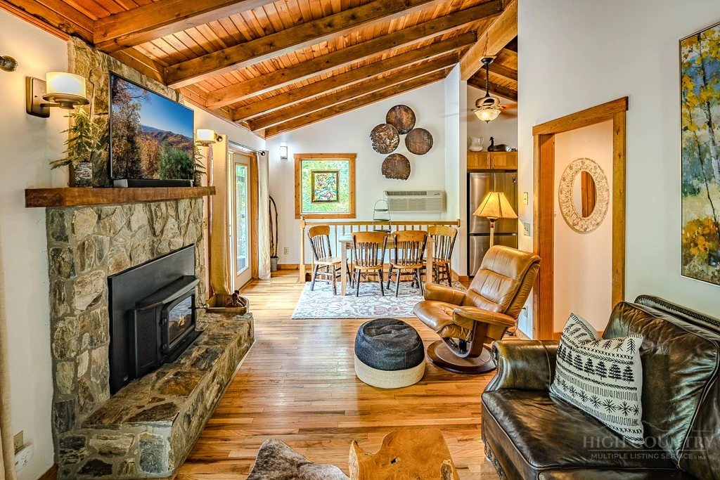 Image number 15 for the current listing