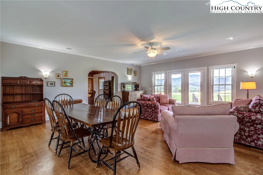 Image number 6 for the current listing