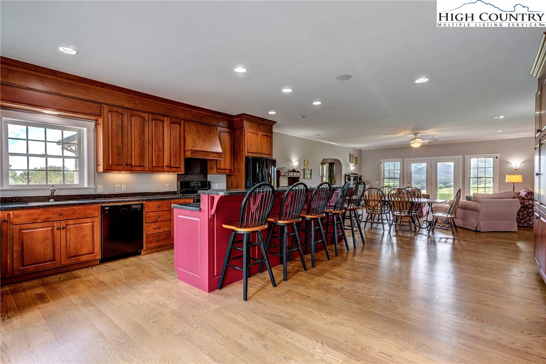 Image number 11 for the current listing