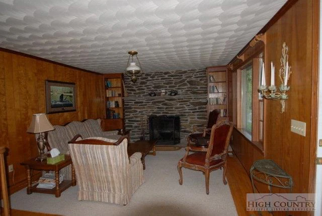 Image number 15 for the current listing