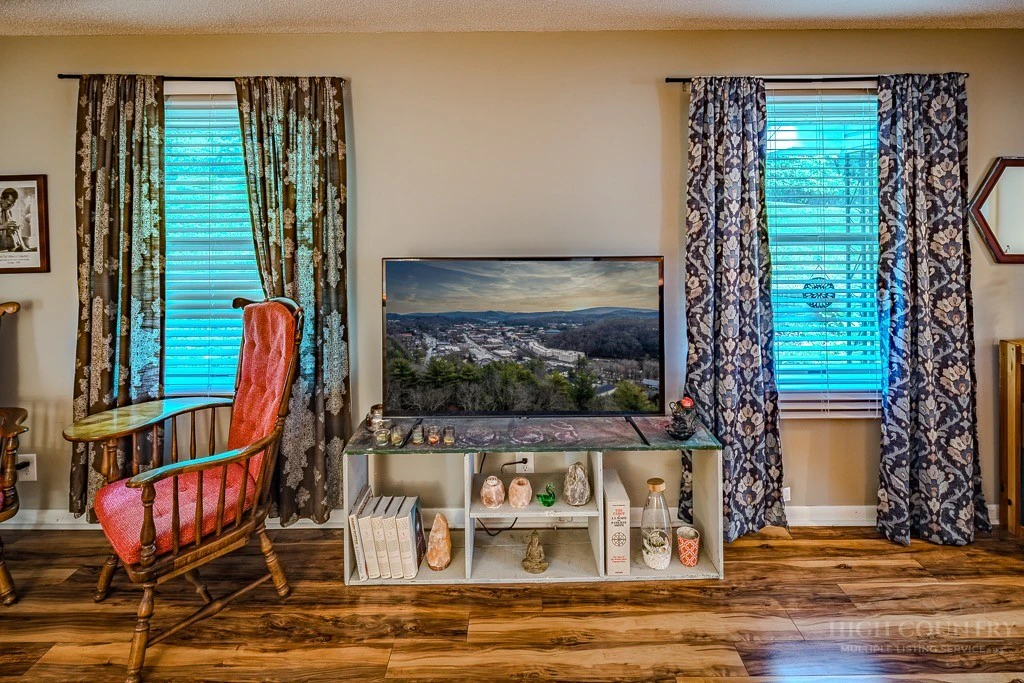 Image number 10 for the current listing