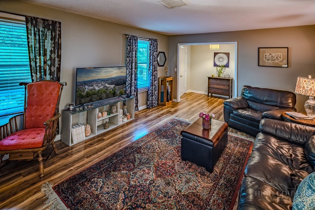 Image number 11 for the current listing