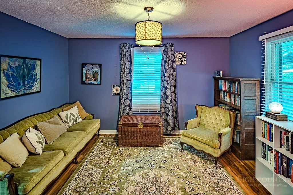 Image number 13 for the current listing