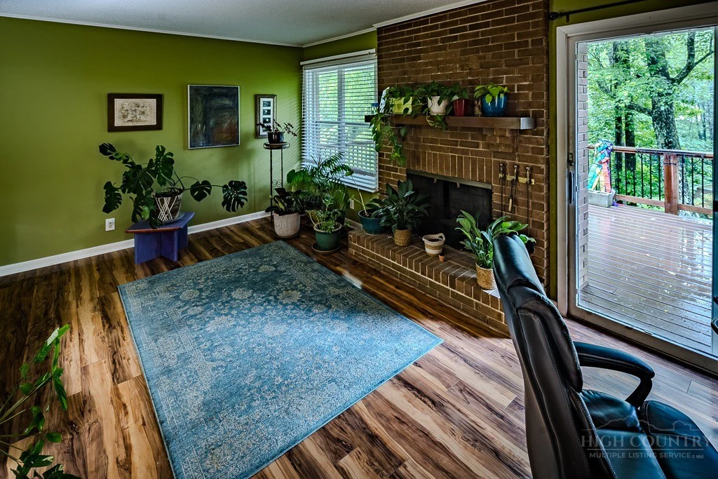 Image number 19 for the current listing