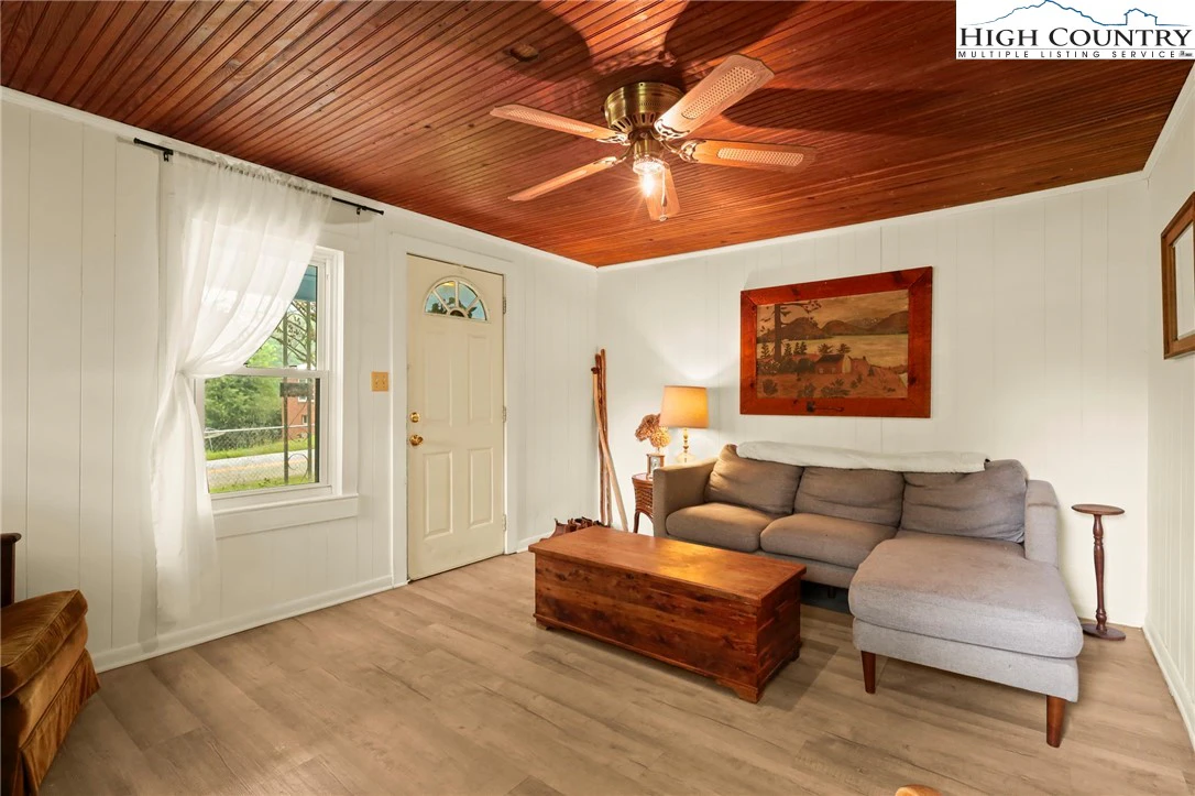 Image number 1 for the current listing