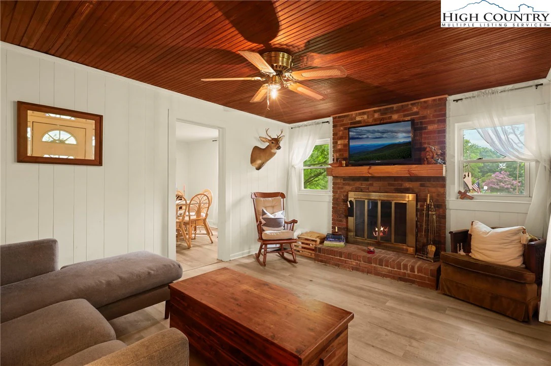 Image number 13 for the current listing