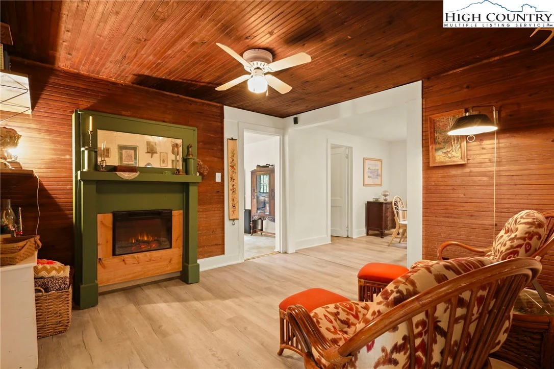 Image number 21 for the current listing