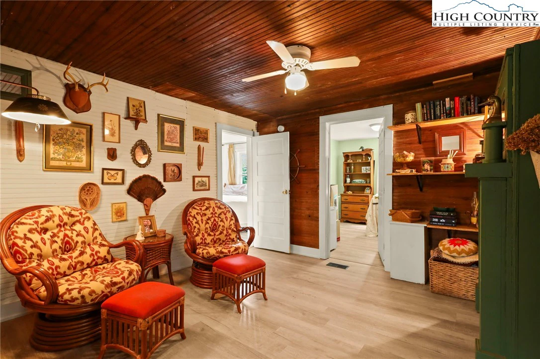 Image number 4 for the current listing