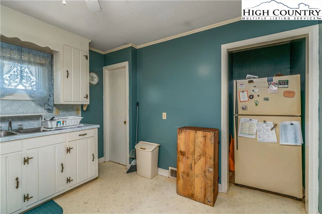 Image number 19 for the current listing