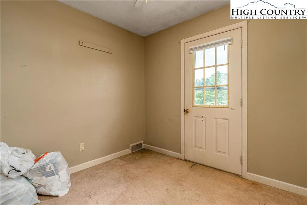 Image number 5 for the current listing