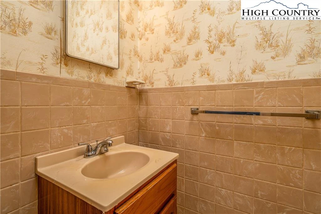 Image number 9 for the current listing