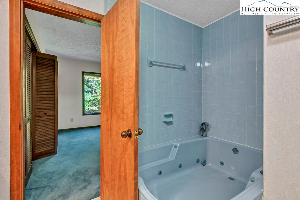 Image number 12 for the current listing
