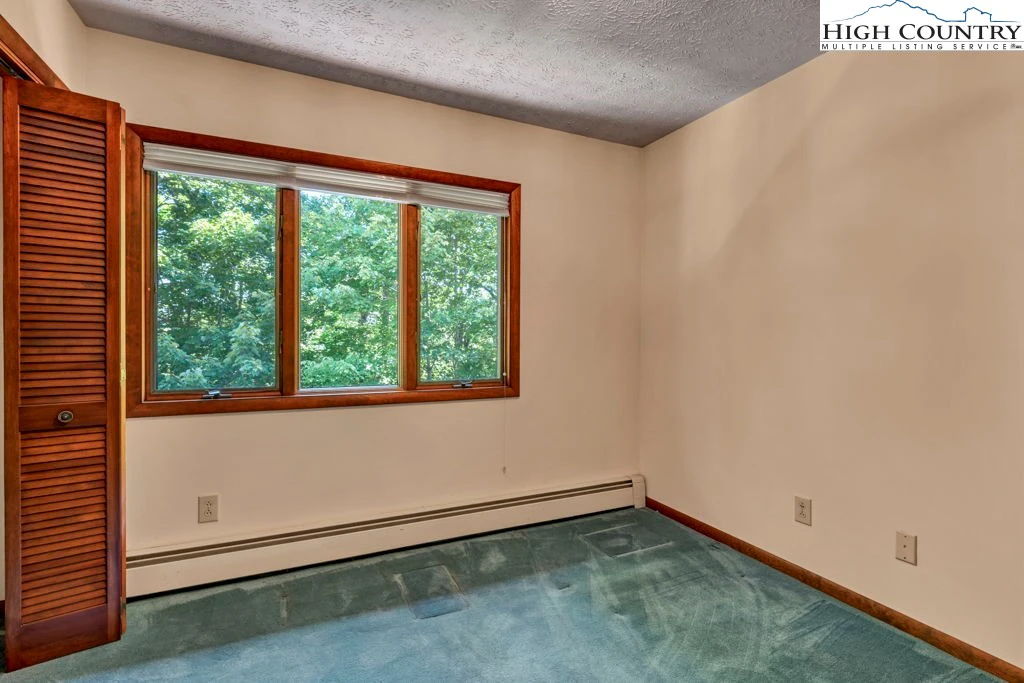 Image number 15 for the current listing