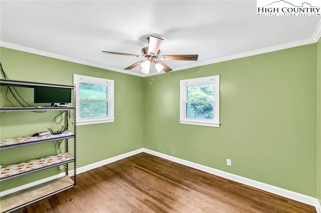 Image number 4 for the current listing
