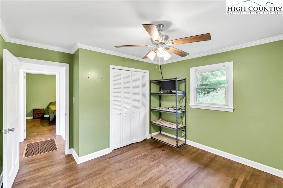 Image number 5 for the current listing