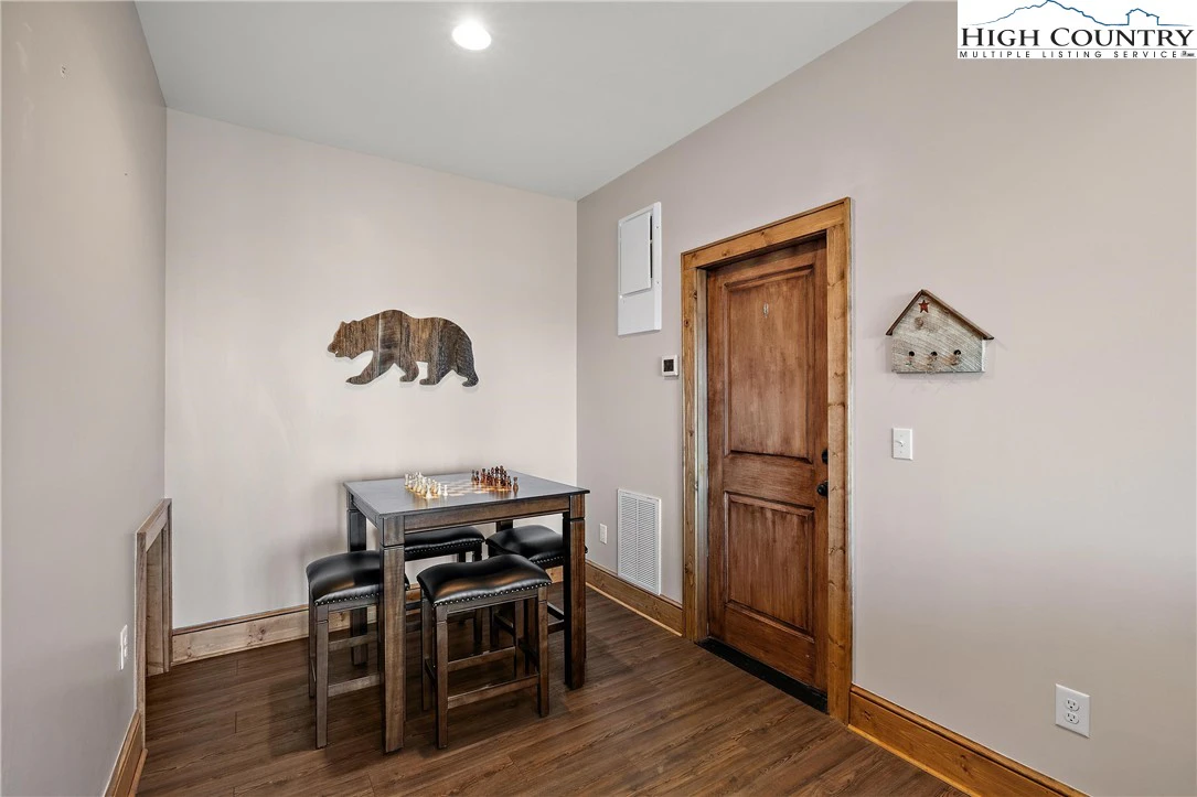 Image number 3 for the current listing