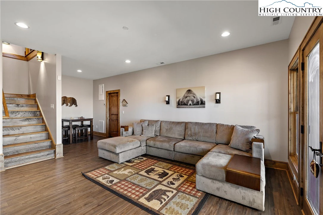 Image number 5 for the current listing