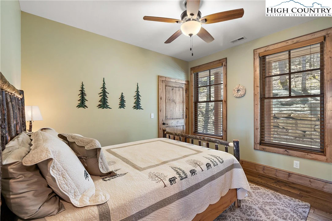 Image number 11 for the current listing