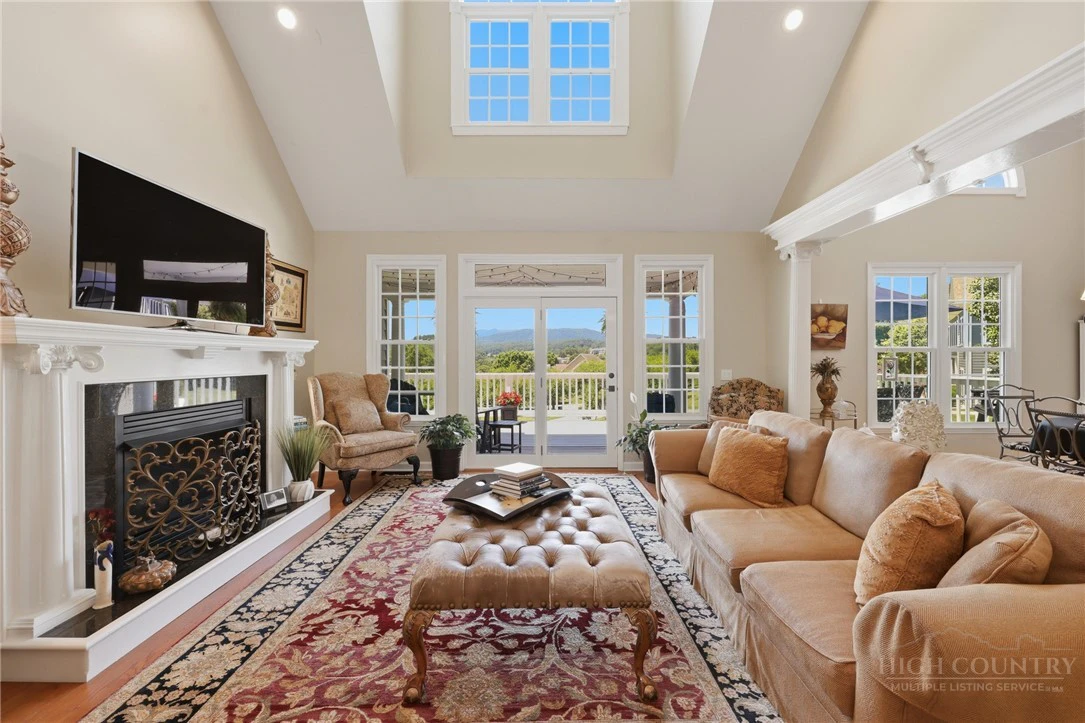 Image number 8 for the current listing
