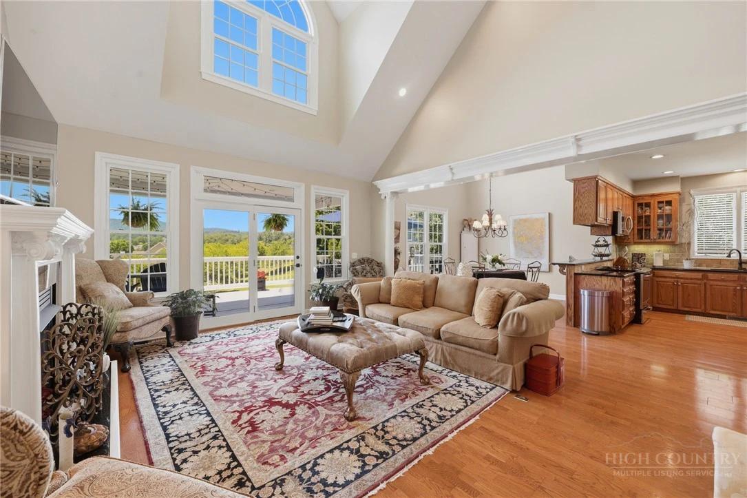 Image number 9 for the current listing