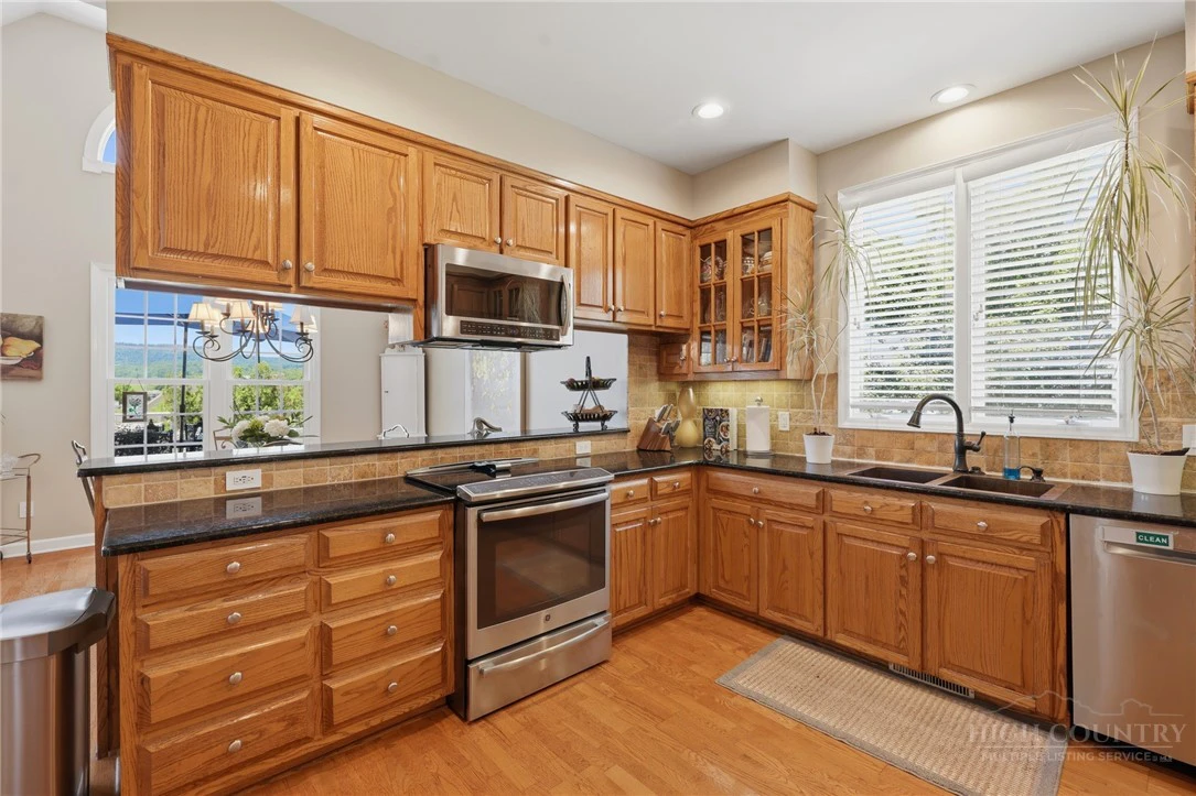 Image number 13 for the current listing