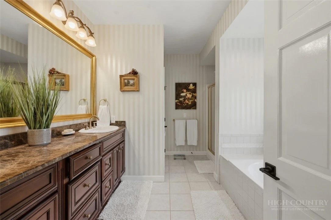Image number 18 for the current listing