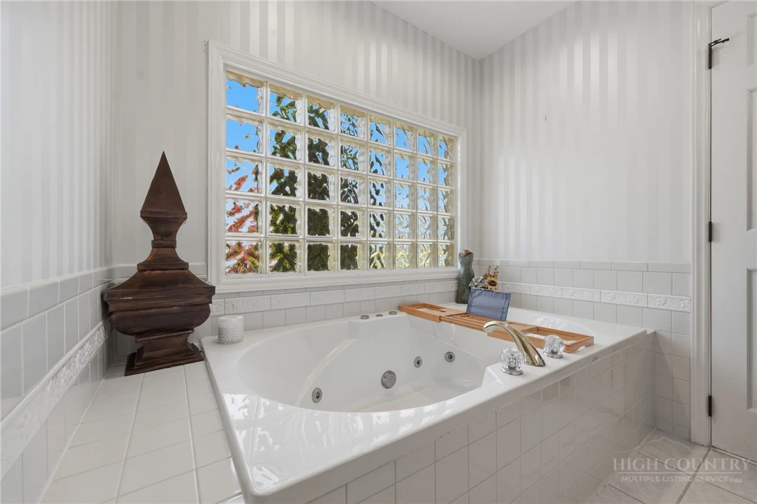 Image number 19 for the current listing