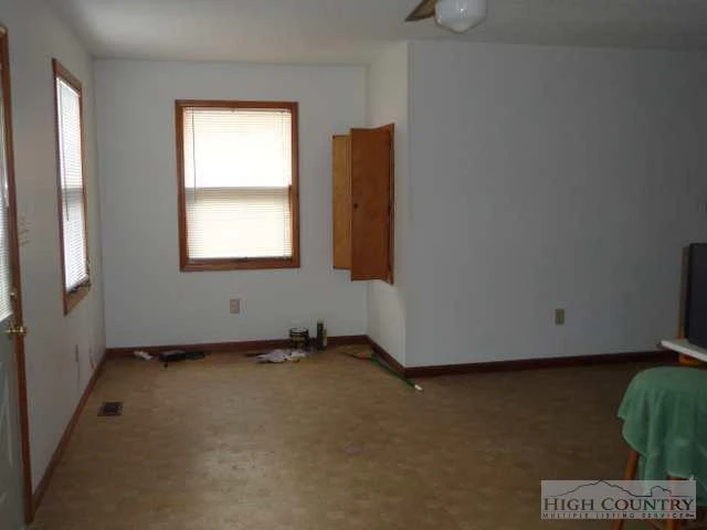 Image number 4 for the current listing