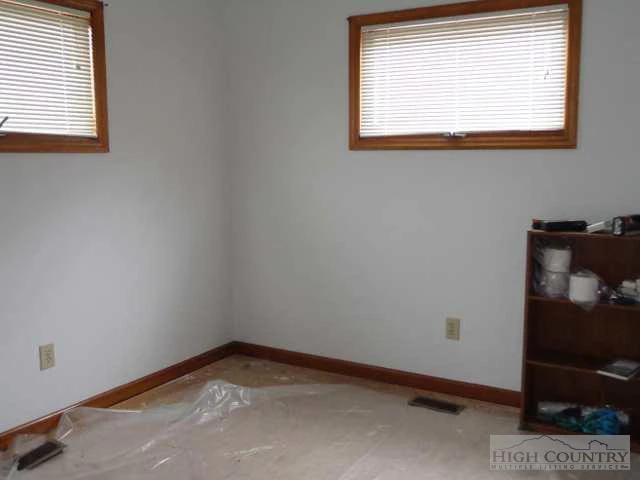 Image number 3 for the current listing