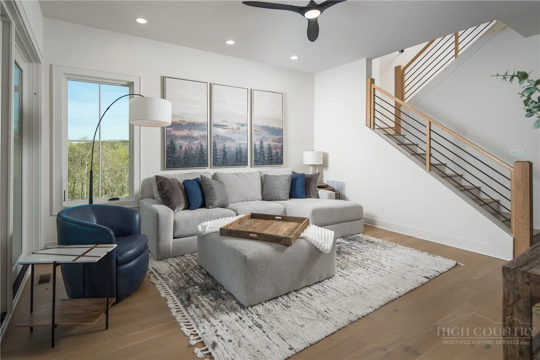 Image number 15 for the current listing