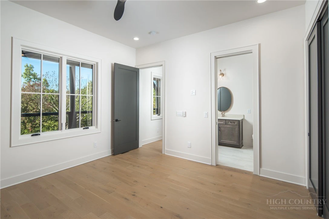 Image number 18 for the current listing