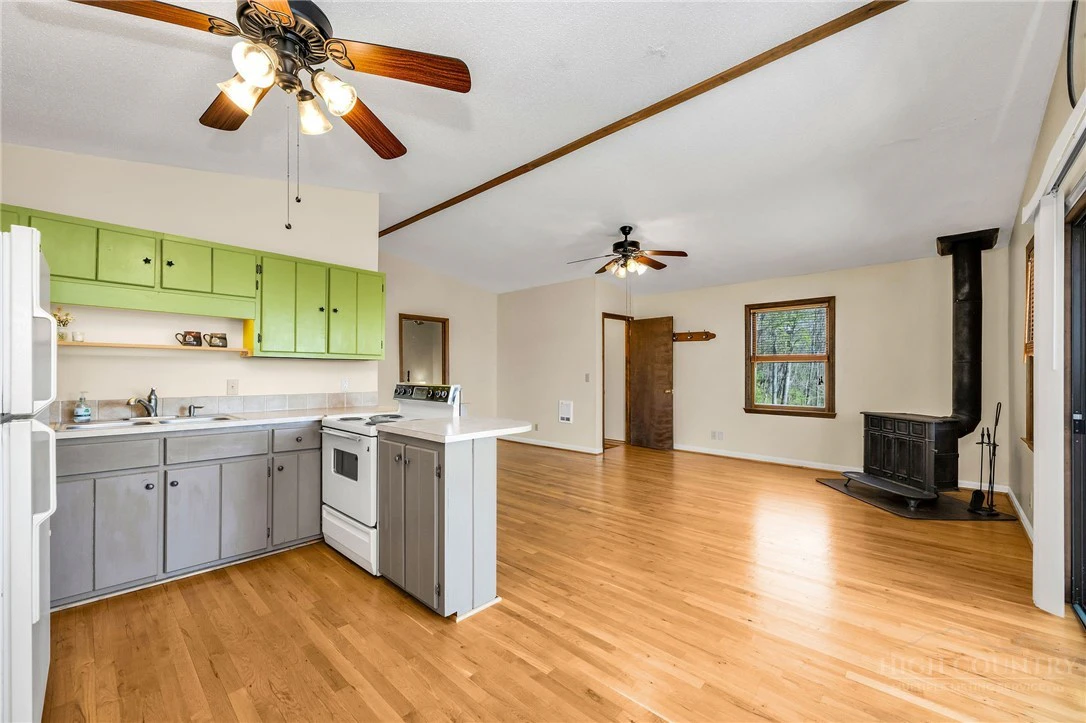 Image number 11 for the current listing