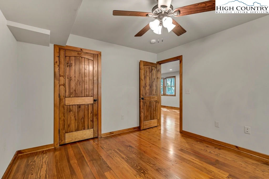 Image number 14 for the current listing