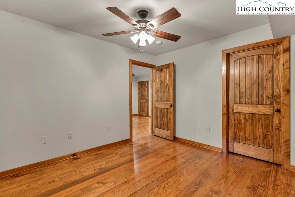 Image number 20 for the current listing