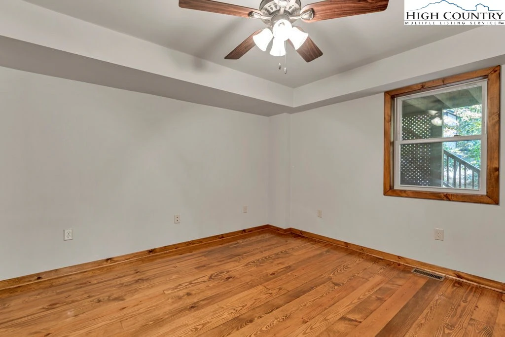 Image number 19 for the current listing