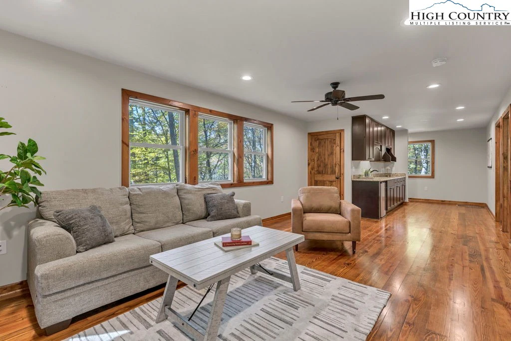 Image number 11 for the current listing