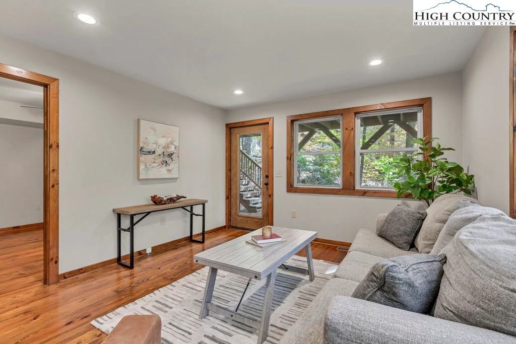 Image number 2 for the current listing