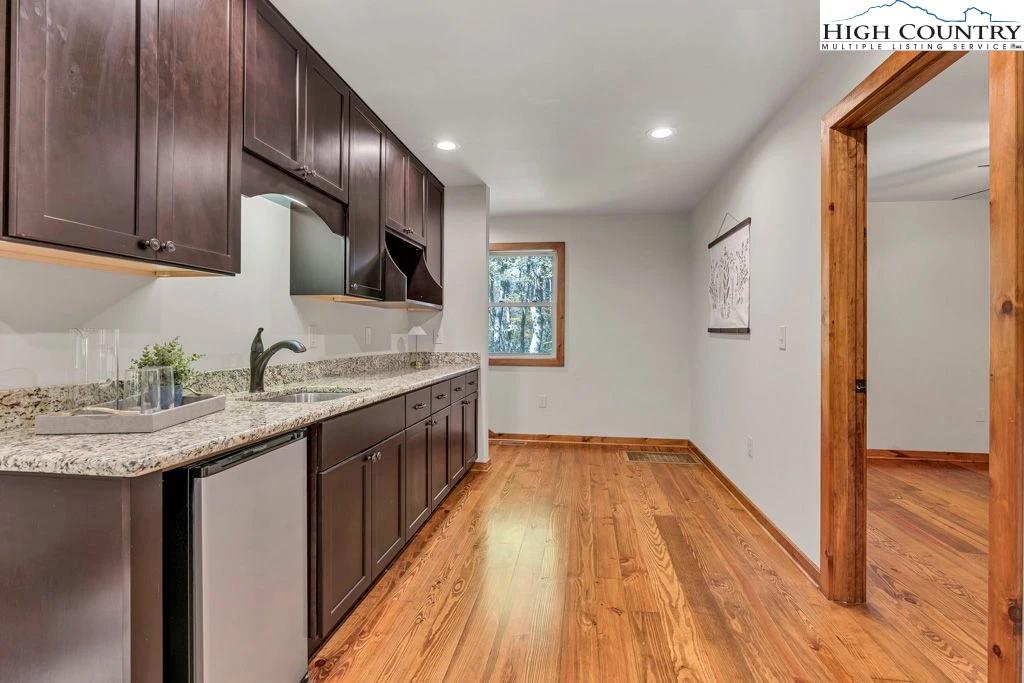 Image number 9 for the current listing