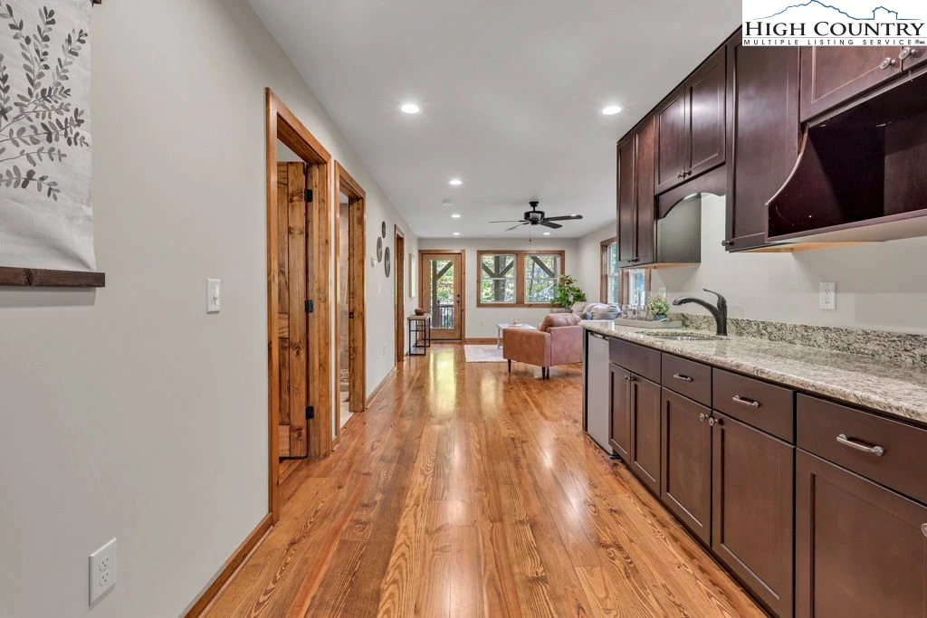 Image number 7 for the current listing