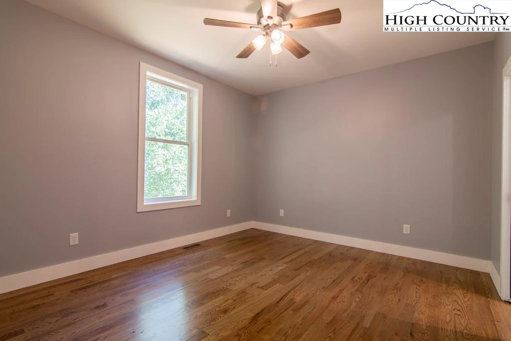 Image number 26 for the current listing